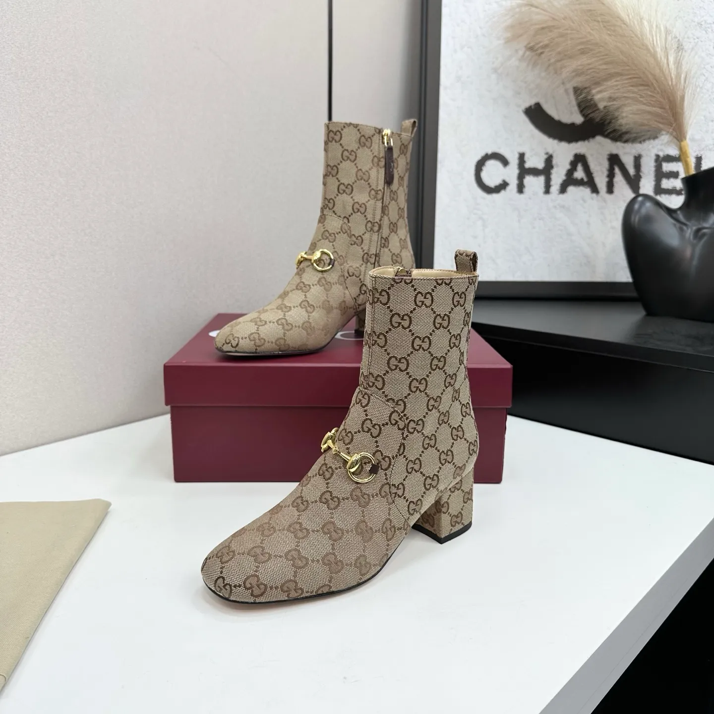 👟👟Ex-factory price 740👟👟 Gucci Gucci 2025G new autumn and winter classic horsebit thick heel short boots. The main series is finally available, and the products are worth looking forward to! Original classics create new designs ✨ Purchasing agent level! Full of high-end feel! A favorite among bloggers at home and abroad, it is retro and fashionable, easy to wear and looks great on your feet! Mainly recommended by the official website, new colors are constantly updated 🆕 ▪️Upper: original calfskin/cloth ▪️Inner lining: imported sheepskin ▪️Outsole: Italian leather outsole ▪️Heel height: 3.5cm ▪️Shoe size: 35-39 (40.41.42 can be customized)